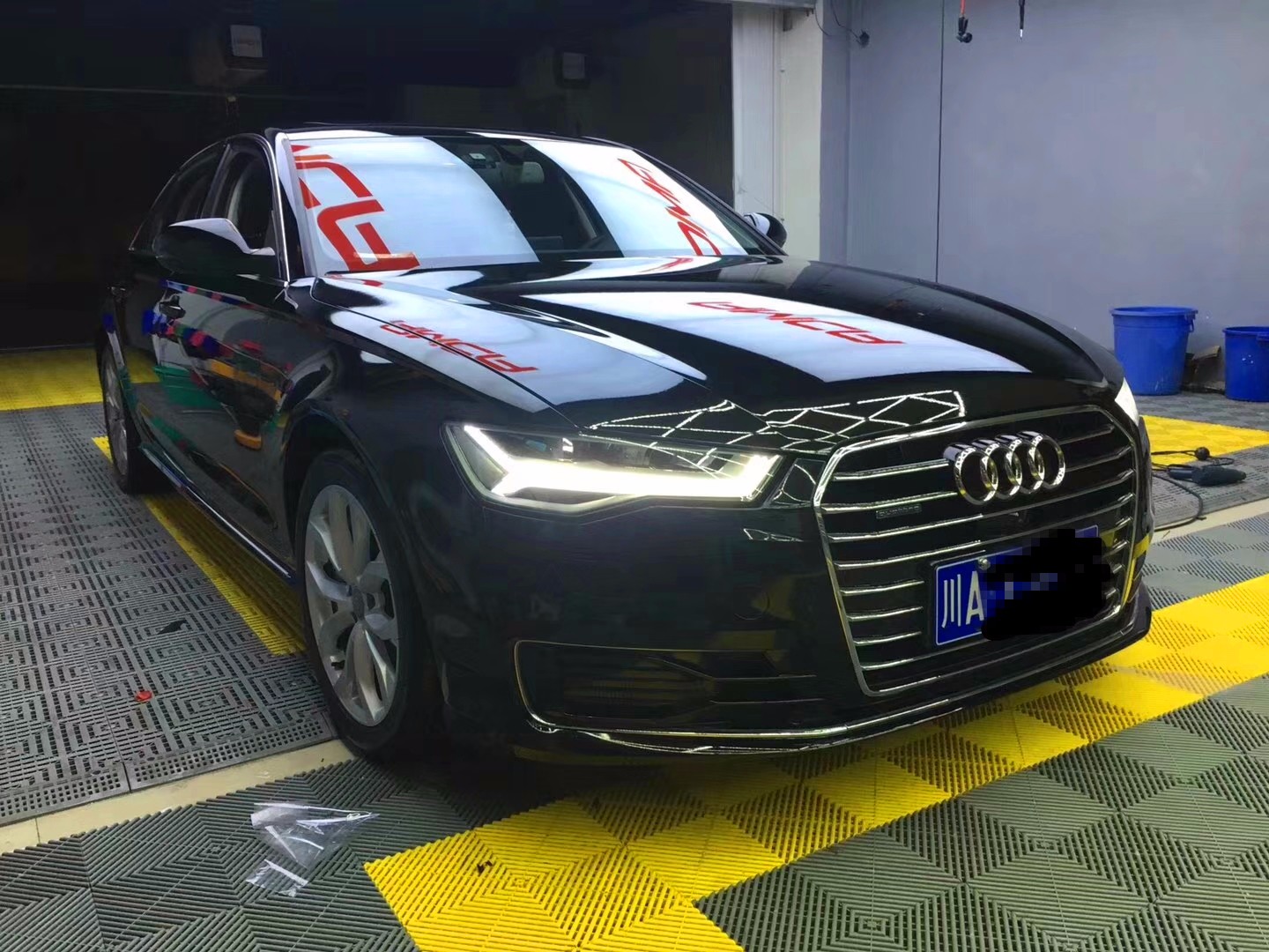 代替噴漆的新方式 奧迪A6L亮黑改色掛車漆全流程測評